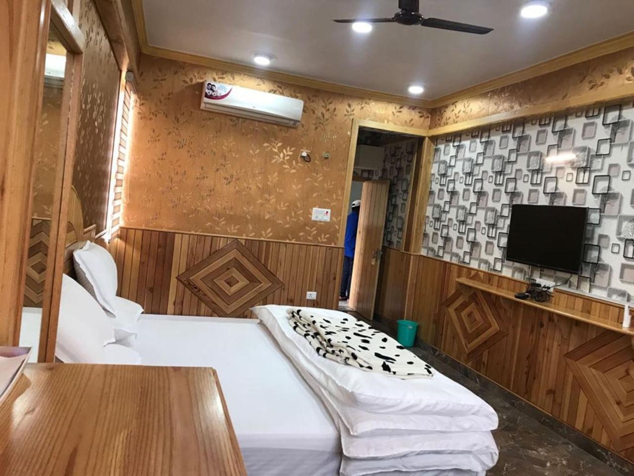 Oyo 37525 Hotel Mall Palace Pithorāgarh Kültér fotó