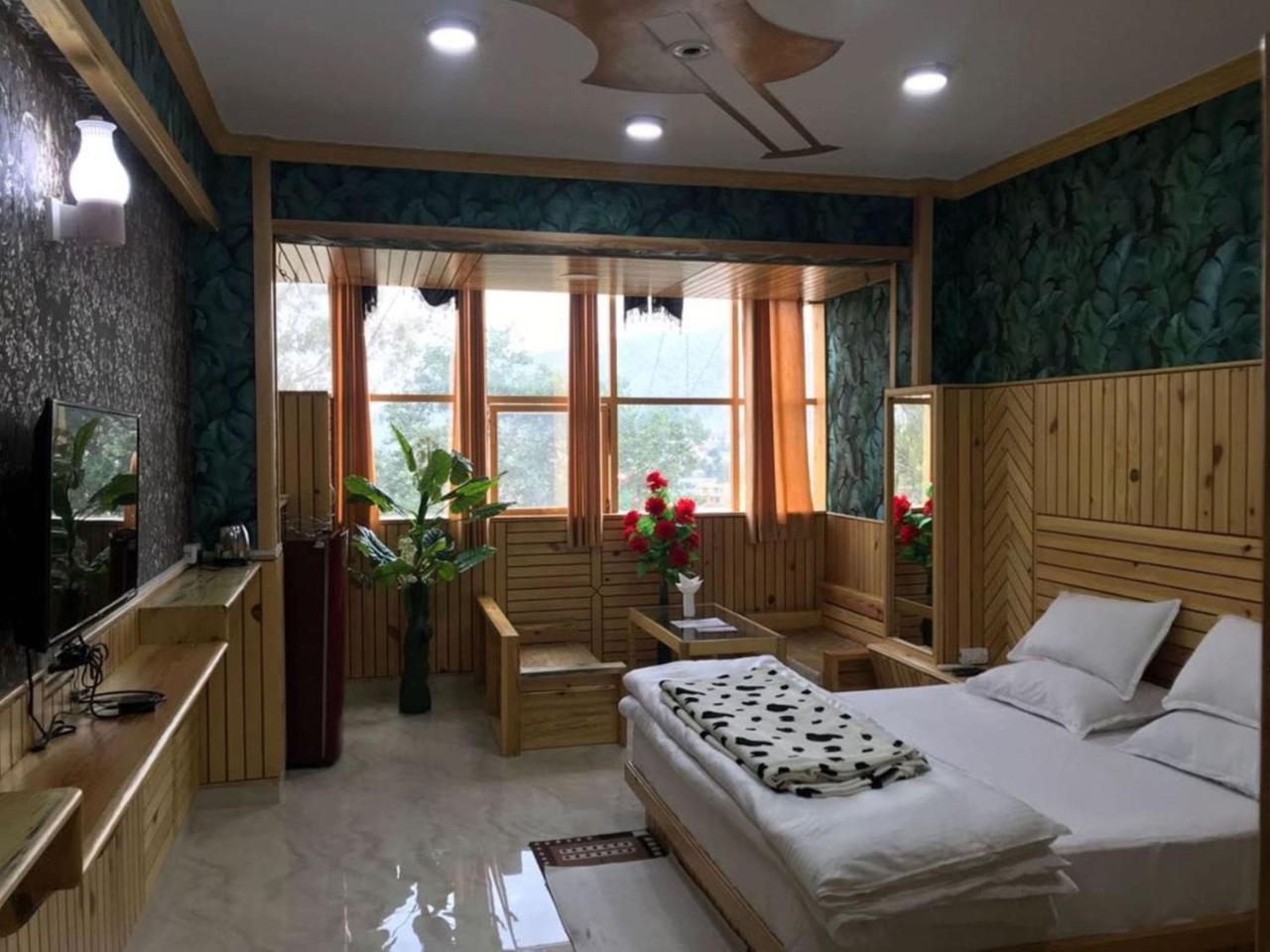 Oyo 37525 Hotel Mall Palace Pithorāgarh Kültér fotó
