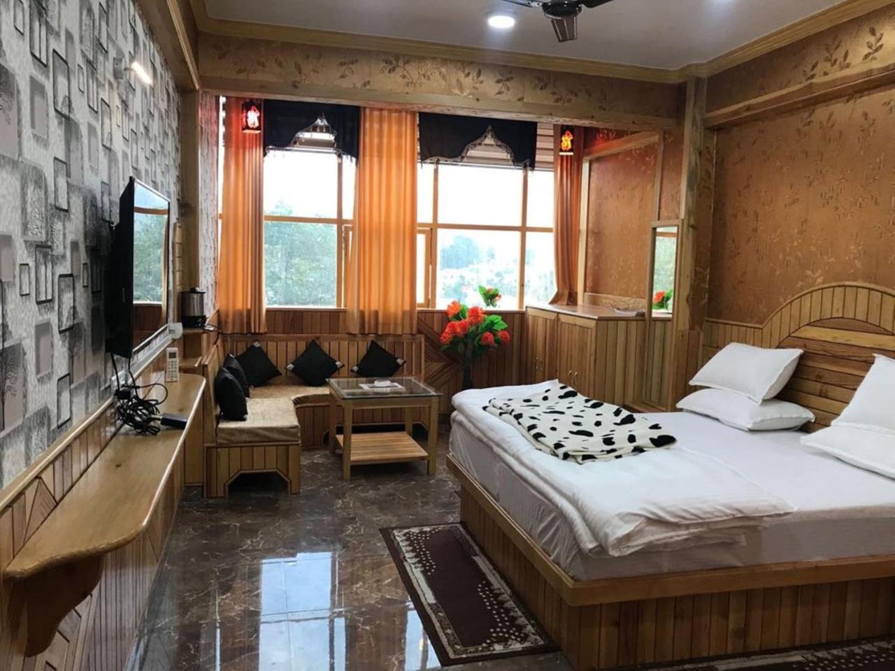 Oyo 37525 Hotel Mall Palace Pithorāgarh Kültér fotó